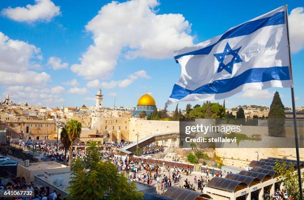 ciudad vieja de jerusalén el muro occidental con la bandera de israel - jerusalén fotografías e imágenes de stock