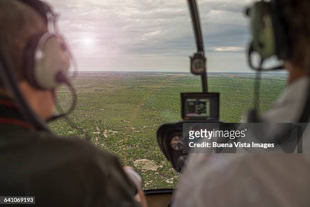 pilot and passenger in helicopter?s cockpit - s the adventures of rin tin tin stockfoto's en -beelden