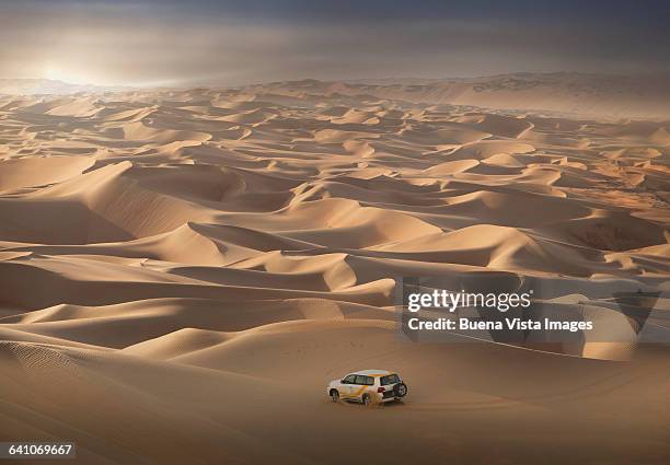 four-wheel-drive vehicle in the desert - abu dabi stock pictures, royalty-free photos & images