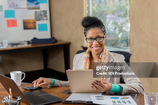 vertrouwen accountant overzichten van klant bestand - african map stockfoto's en -beelden