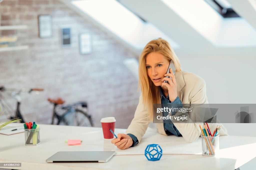 Geschäftsfrau, die am Telefon in ihrem Büro