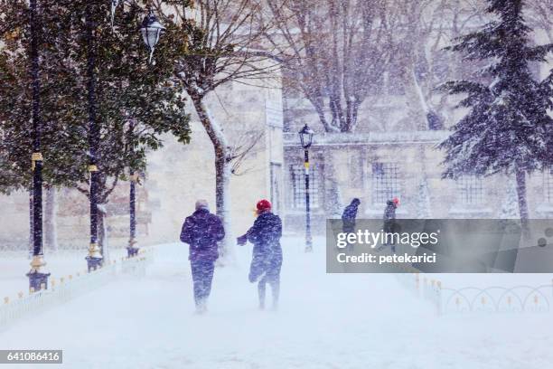 istanbul bedekt met sneeuw na hit met zware sneeuwstorm - istanbul covered in snow after hit with severe snow storm stockfoto's en -beelden