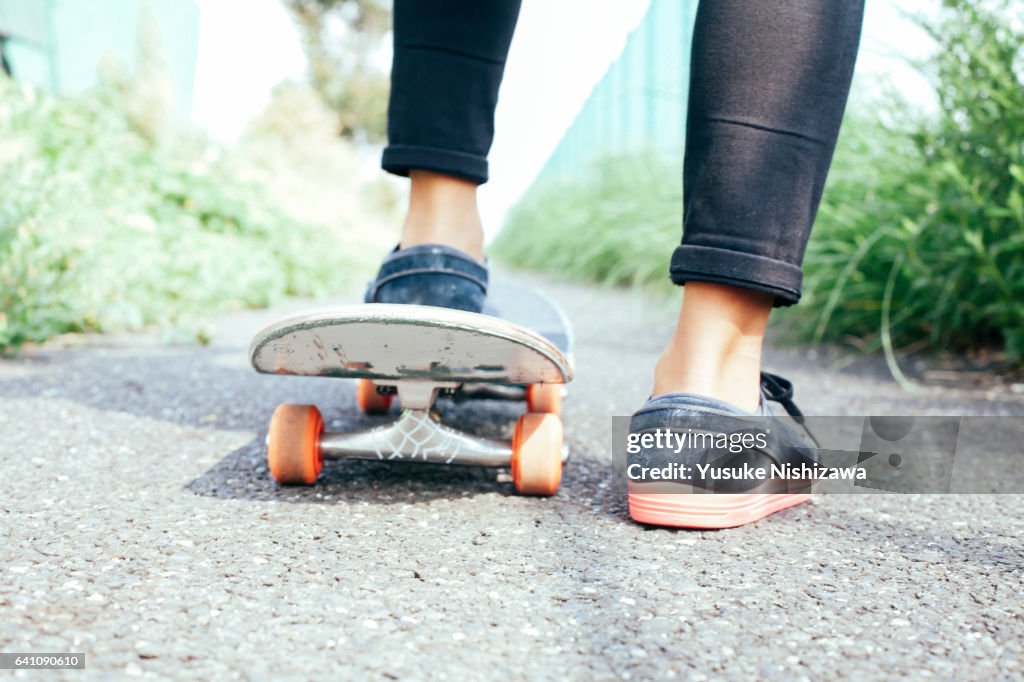 Put feet on skateboard