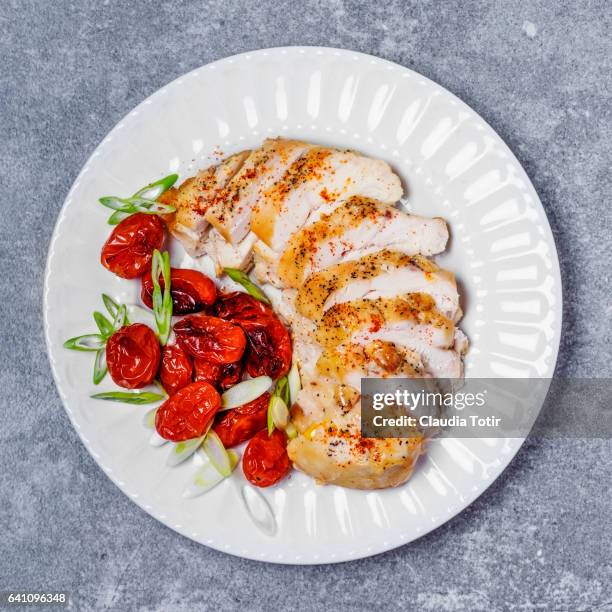 sliced chicken on a plate - chicken overhead stock-fotos und bilder