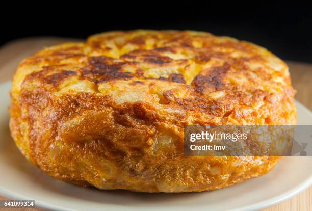 macro de tortilla española - tortilla de patata fotografías e imágenes de stock