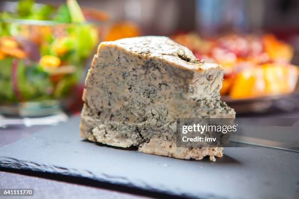 cabrales-käse in schwarzem hintergrund - blauschimmelkäse stock-fotos und bilder