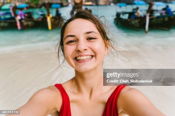 vrouw in thaise taxi-boot - longtailboot stockfoto's en -beelden