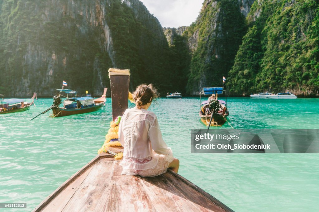 Mujer en barco Taxi tailandés