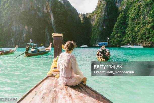 donna in taxi boat tailandese - tailandia foto e immagini stock
