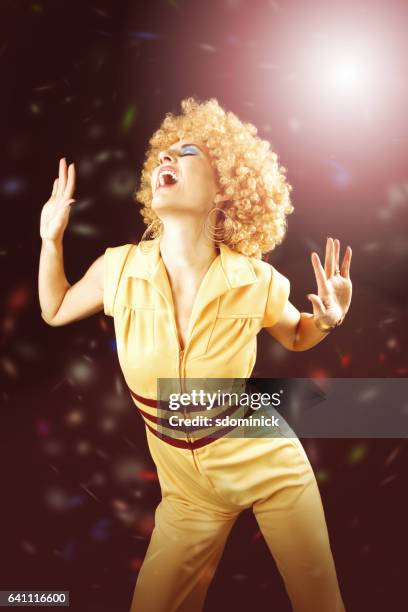 disco de los 70 ' s bailando - discoteca fotografías e imágenes de stock