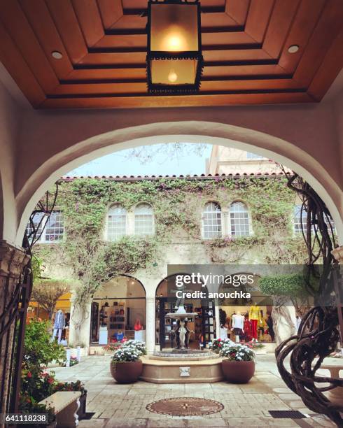 famosa worth avenue, rua comercial, palm beach, estados unidos da américa - condado-de-palm-beach - fotografias e filmes do acervo