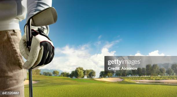 golf: golfbaan met een golftas - golfvlag stockfoto's en -beelden