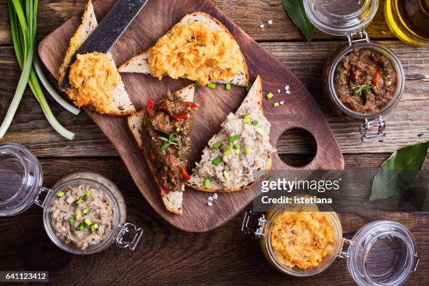 set of different homemade vegetable and bean pastes, sandwiches with vegan pate - pate stock-fotos und bilder