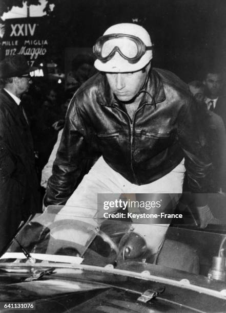 Alfonso de Portago lors de la course automobile des Mille Miglia 1957 en Italie, en mai 1957.