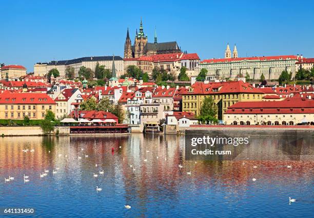 spring prague view - castelo de hradcany imagens e fotografias de stock