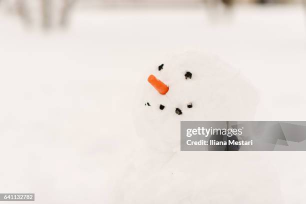 snowman - schneemann bauen stock-fotos und bilder