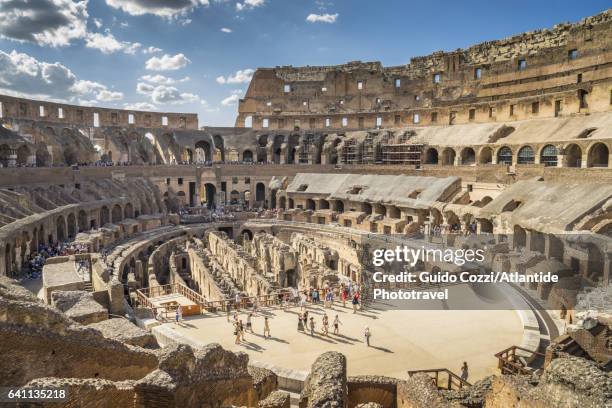 the colosseum is the most famous monument of ancient rome - mens gemaakte bouwwerken stockfoto's en -beelden