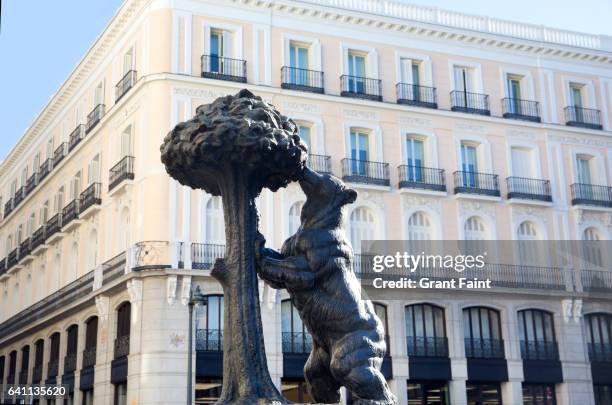 bear statue in town square - puerta de sol stock-fotos und bilder