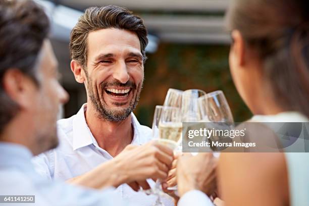 mensen uit het bedrijfsleven vieren van succes tijdens de lunch - champagne stockfoto's en -beelden