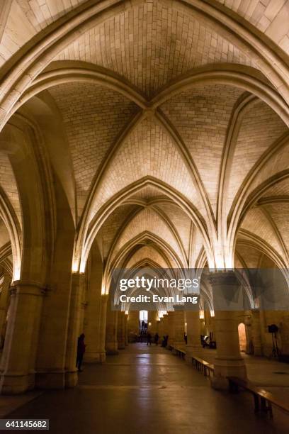 inside the conciergerie - paris - palais de justice paris imagens e fotografias de stock