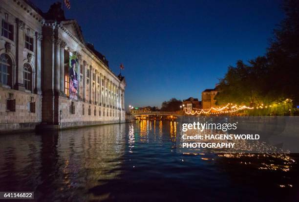 museumsinsel und spree bei nacht - berlin nacht stock pictures, royalty-free photos & images