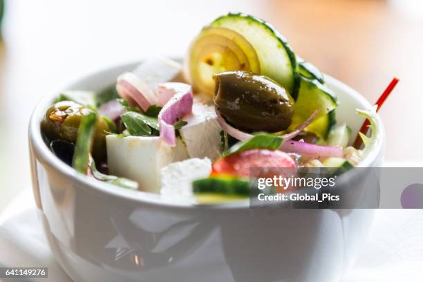 summer delight - griechischer salat stock-fotos und bilder