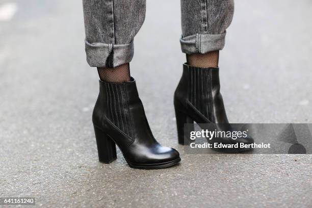 Sara Carnicella, fashion blogger from La Fille Rebelle, wears Texto black shoes, a Zara gray wool pull over, Calzedonia fishnet tights, Zara gray...