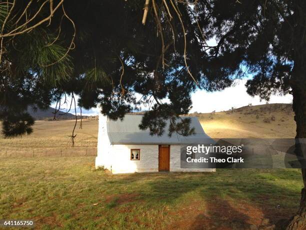 cottage in australian high country - cooma stock pictures, royalty-free photos & images