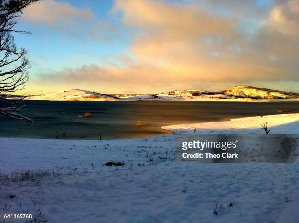 lake eucumbene dawn after heavy snow - cooma stock pictures, royalty-free photos & images