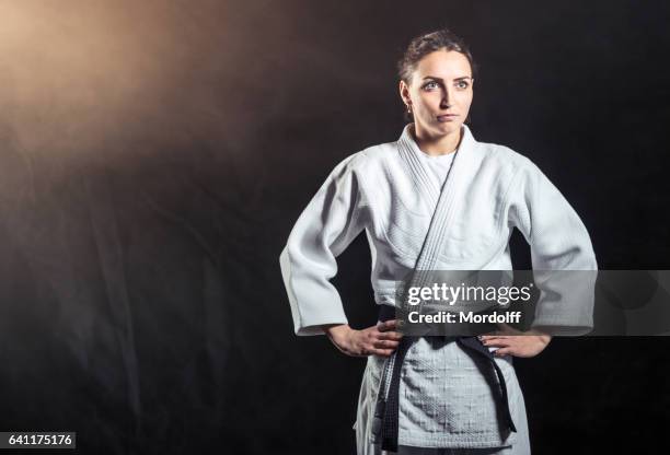 attraktive frau karate-lehrer - women's judo stock-fotos und bilder