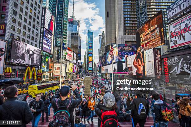 weergave van drukke times square in new york city - shopping crowd stockfoto's en -beelden