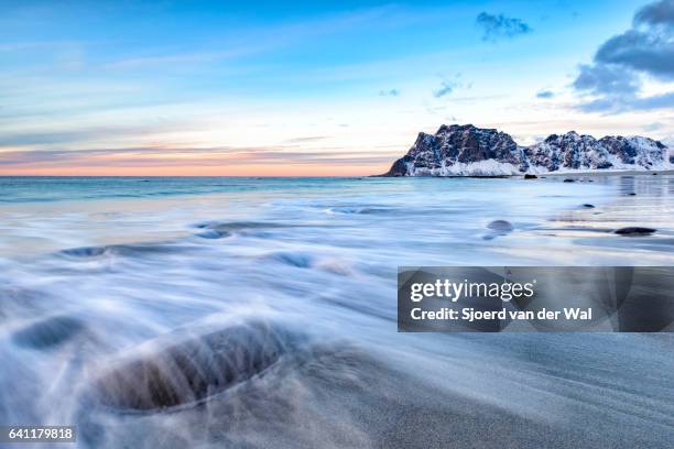 utakleiv beach in the lofoten archipel in norway at the end of a beautiful winter day - sjoerd van der wal or sjocar fotografías e imágenes de stock