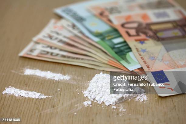 cocaine cracks and lots of money. drug traffic - crack cocaine fotografías e imágenes de stock