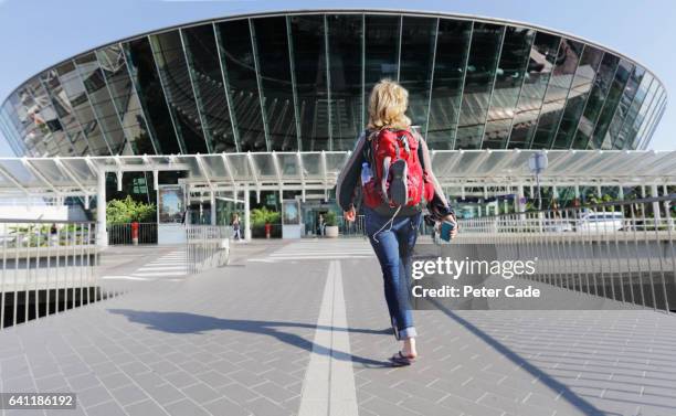 woman walking towards airport - nice côte d'azur airport - fotografias e filmes do acervo