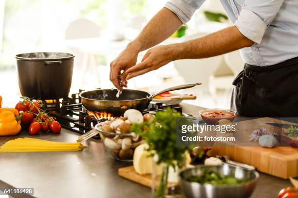 koken - braadpan stockfoto's en -beelden