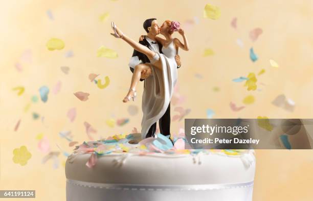just married wedding cake figurine - bruidegom stockfoto's en -beelden