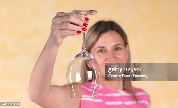 dry january stop drinking new years resolution - nüchternheit stock-fotos und bilder