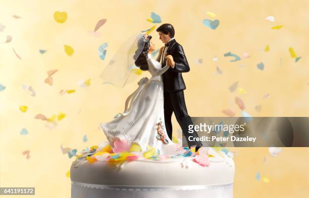 dancing wedding cake figurines - coniugi foto e immagini stock