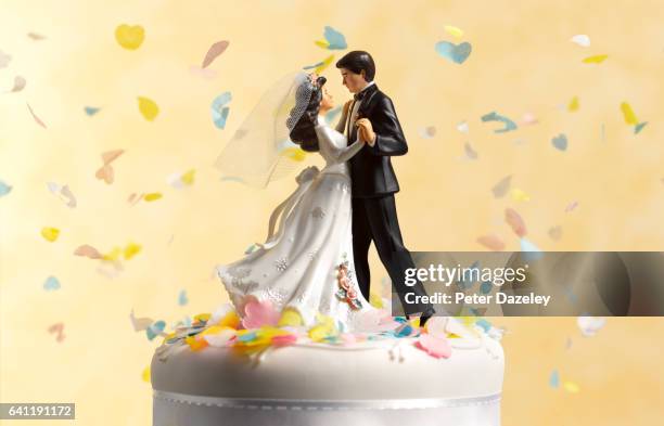 dancing wedding cake figurines - bruidegom stockfoto's en -beelden