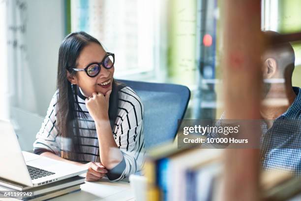 people talking in office. - フィリピン人 ストックフォトと画像