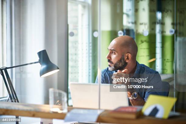 man in office. - kontemplation photos et images de collection