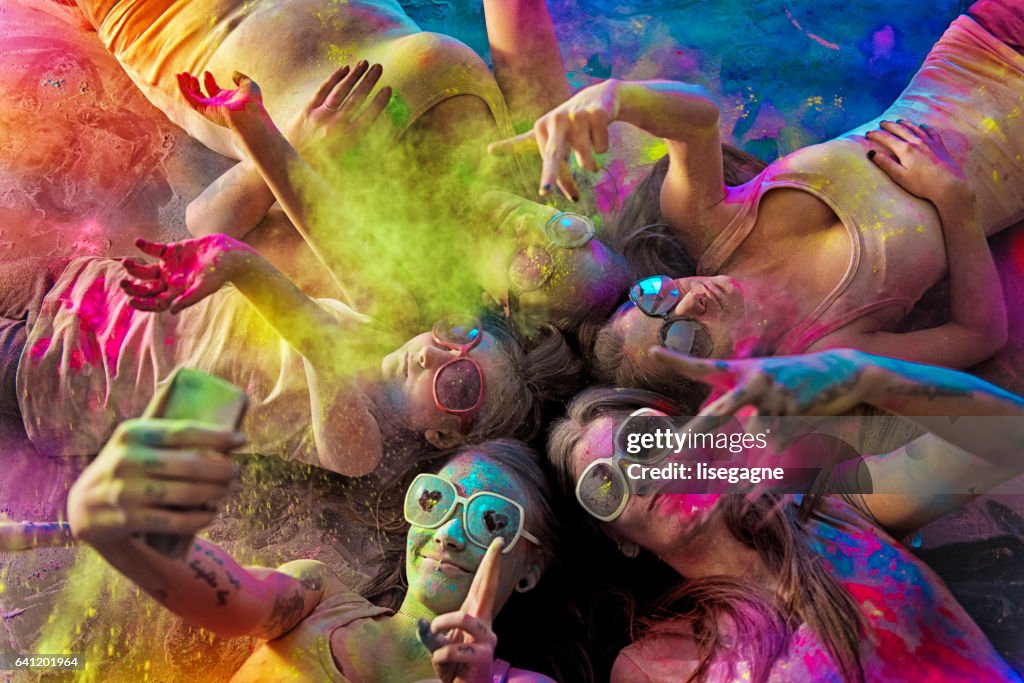 Gruppe von jungen Damen bedeckt mit Holi Pulver