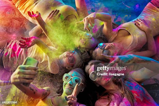 grupo de mujeres jóvenes cubiertos con polvo de holi - holi fotografías e imágenes de stock