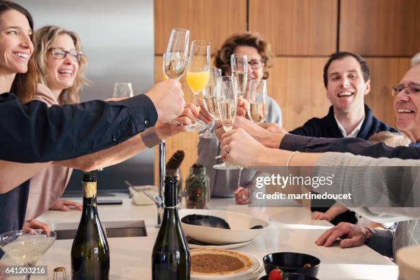 drie-generatie familie roosteren met champagne bij brunch viering. - family orange juice stockfoto's en -beelden