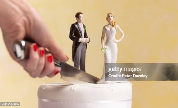 divorce wedding cake - wedding cake figurine stock-fotos und bilder