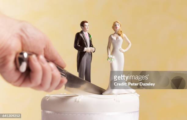 divorce wedding cake with knife and mans hand - wedding cake figurine photos et images de collection