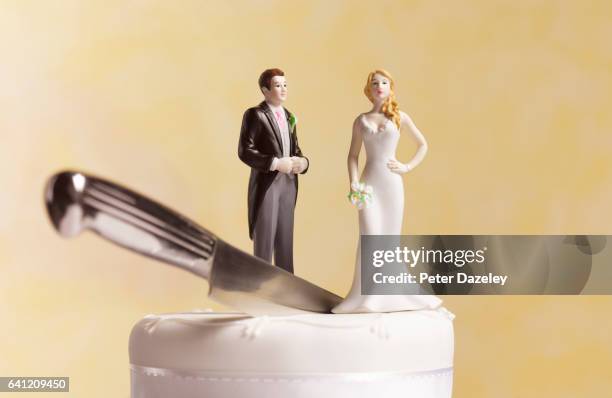 divorce wedding cake - dificuldades em relações - fotografias e filmes do acervo