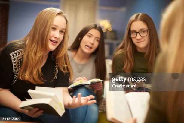 bijbel studiegroep - bible society stockfoto's en -beelden