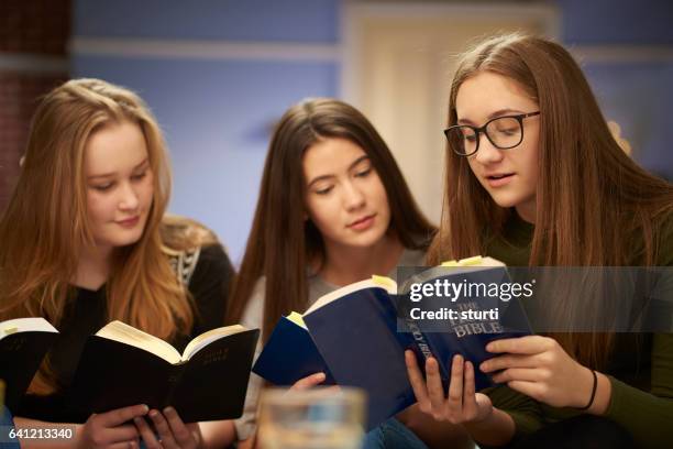 bible study girls - youth club stock pictures, royalty-free photos & images