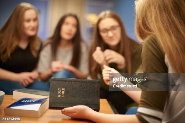 gebedsgroep - bible society stockfoto's en -beelden